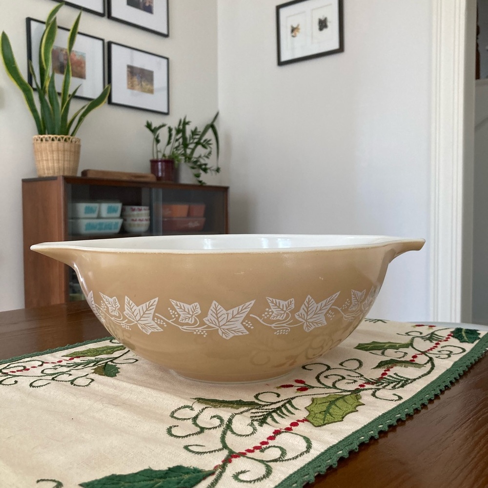 Pyrex 444 sandalwood mixing bowl vintage